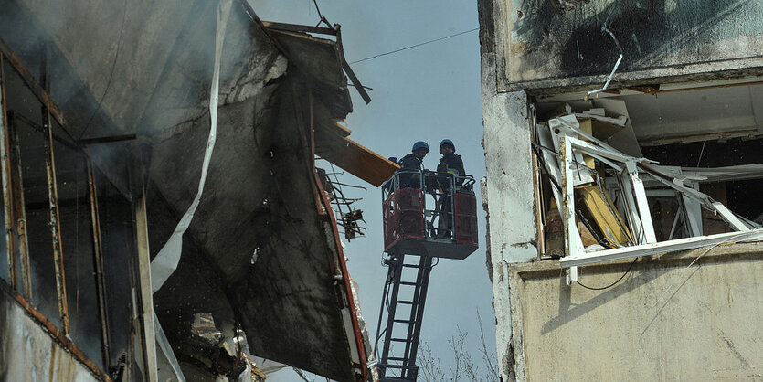 Rettungskräfte arbeiten an einer Hausruine