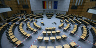 Das Bild zeigt den Plenarsaal des Berliner Abgeordnetenhauses mit fünf statt bisher sechs Fraktionen.