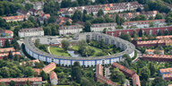 Die Hufeisensiedlung in Berlin-Britz. Mehrfamilienhäuser, die in Form eines Hufeisens angeordnet sind