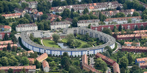 Die Hufeisensiedlung in Berlin-Britz. Mehrfamilienhäuser, die in Form eines Hufeisens angeordnet sind