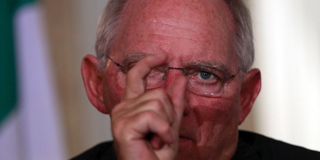Herr Schäuble formt mit den Fingern eine Null