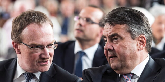 Sigmar Gabriel (r) neben Lars Feld (l), dem Leiter des Walter-Eucken-Instituts Sigmar Gabriel (r) neben Lars Feld (l), dem Leiter des Walter-Eucken-Instituts