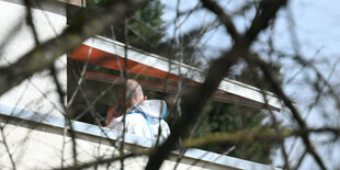 Ein Kriminalbeamter steht auf einem Balkon