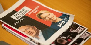 Das Foto zeigt Blätter, auf denen Kai Wegner (CDU) und Franziska Giffey (SPD) abgebildet sind.