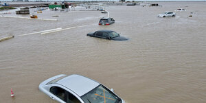 Autos versinken im Wasser