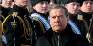 Medwedew vor in Reihe stehenden Soldaten