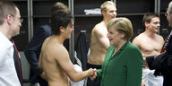 Angela Merkel in der Umkleidekabine gratuliert Özil mit nacktem Oberkörper