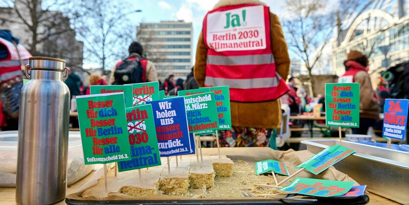 Kuchen mit Fähnen für den Volksentscheid Klima stehen auf einem Tisch