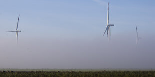 Windräder hinter Nebelstreifen