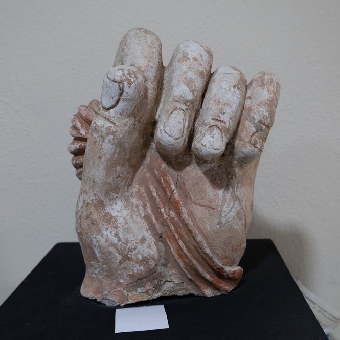 Eine Hand in Stein