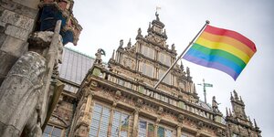 Eine Regenbogenflagge weht während des Christopher Street Days (CSD) Bremen am Rathaus.