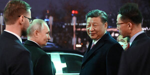Zwei Männer Xi jngping und Vladimir Putin vor einem Auto
