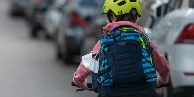 Ein Schüler fährt auf einem Fahrrad