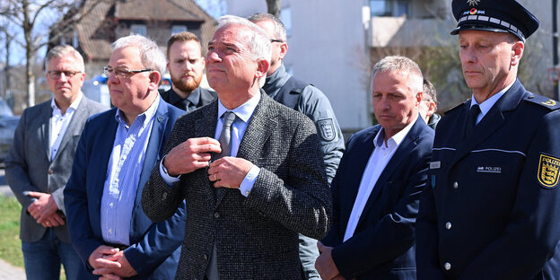 Weiße Männer mit ratlosen Gesichtern, darunter Baden-Würtembergs Innenminister Thomas Strobl