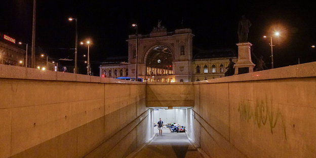 Menschen schlafen in der Unterführung zum Budapester Ostbahnhof.