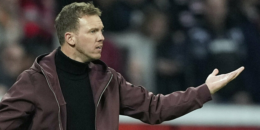 Julian Nagelsmann mit Geste der ratlosigkeit am Spielfeldrand