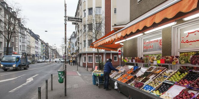 Blick in die Ellerstraße in Düsseldorf-Oberbilk, das Viertel wird auch 