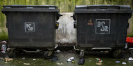 Mülltonnen stehen in einem Berliner Hinterhof