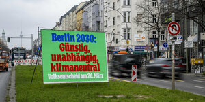 Ein Plakat in Grün an einer Straße wirbt für den Klima-Entscheid