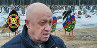 Der Leiter der Wagner-Gruppe, Jewgeni Prigoschin, nimmt an der Beerdigung eines Kämpfers der Wagner-Gruppe, der während eines Spezialeinsatzes in der Ukraine ums Leben kam,