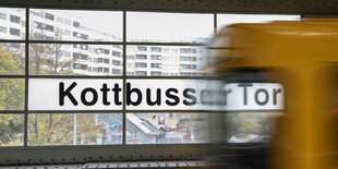 Eine Bahn fährt in den Bahnhof am Kottbusser Tor ein