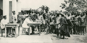 Histroische Darstellung deutscher Soldaten und Einwohner Togos