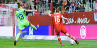 Attacke über den Flügel: Lina Magull vom FC Bayern schlägt eine Flanke.