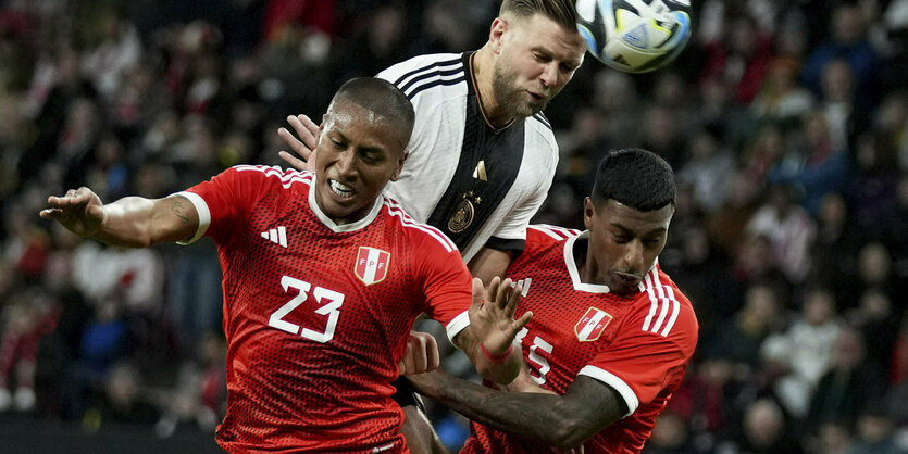 Mut zur Lücke: Niclas Füllkrug springt höher als die Peruaner Aquino (l.) und Araujo.