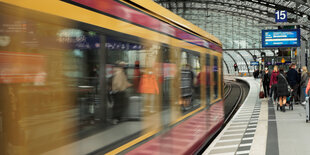 Fahrgäste warten auf eine S-Bahn im Berliner Hauptbahnhof