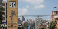 Ein Uhrenturm in einem Beiruter Vorort