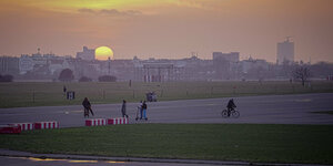 Sonnenuntergang über dem Tempelhofer Feld