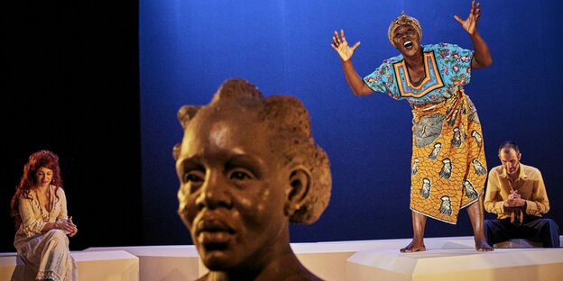 Die Darstellerinnen des Stücks „Portrait Désir“ auf der Bühne, im Vordergrund eine weibliche Skulptur.