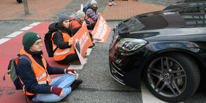 Aktivisten der Gruppierung ·Letzte Generation· blockieren auf der Hildesheimer Straße am Aegidientorplatz den Verkehr.