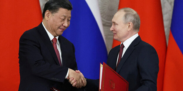 Handschlag von Wladimir Putin und Xi Jinping