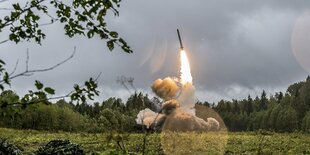 Eine Rakete steigt von einem Feld auf