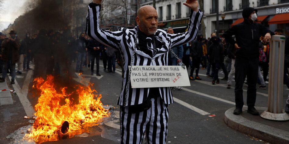 Strike in France: Burning barricades