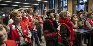 Aktivist*innen schauen bedröppelt drein bei einer Wahlparty