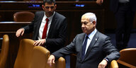 Benjamin Nehanjahu steht zwischen Stühlen im Knesset