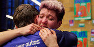 Eine weinende AKtivistin umarmt eine andere