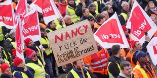 Streikende bei einer Kundgebung vor dem alten Elbtunnel im Hamburer Hafen