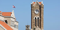 Ein Uhrenturm vor libanesischer Fahne
