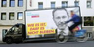 Wahlplakat von Christian Lindner wird transportiert: Wie es ist darf es nicht bleiben - mit seinem Portrait in schwarz-weiss