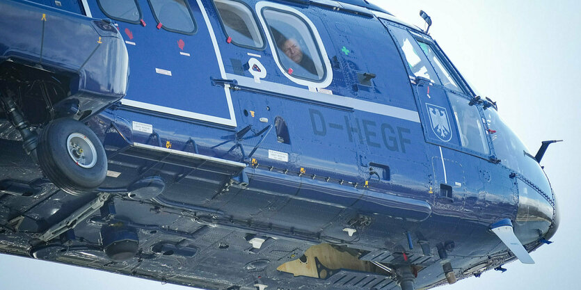 Robert Habeck guckt aus dem Fenster eines Helikopters