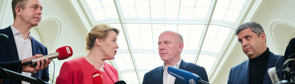 Franziska Giffey und Kai Wegner grinsen sich an