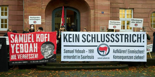 Demonstranten mit Transparenten vor dem Gericht mit der Forderung: Kein Schlussstrich ! und Samuel Kofi Yeboah Nie vergessen!