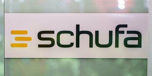 Logo der Schufa an einer Bürotür