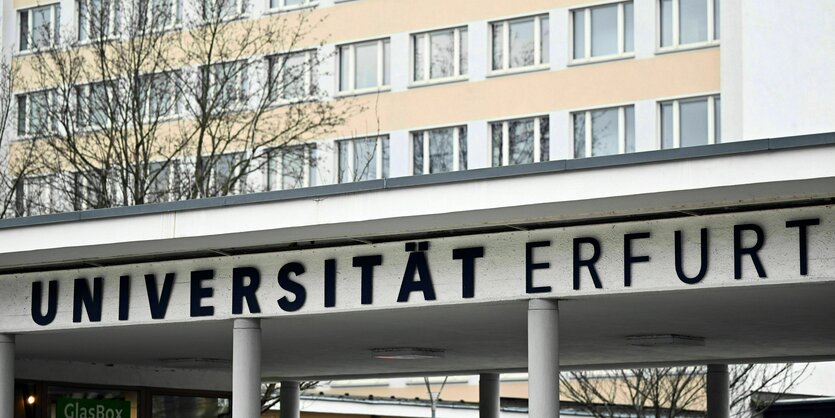 Schriftzug Universität Erfurt vor einem großen Gebäude