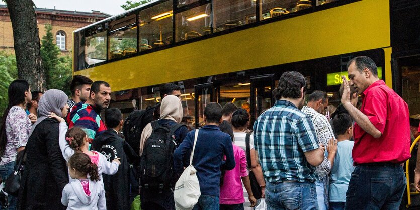 Menschen warten vor dem Lageso