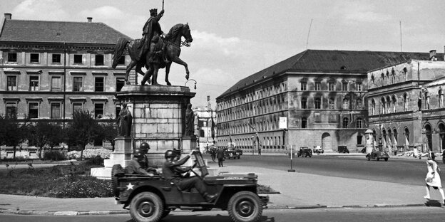 US-amerikanischer Jeep fährt durch München in der Nachkriegszeit