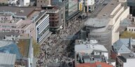 Menschen wuseln in der Fußgängerzone Frankfurt, Aufnahme von oben in die STraße